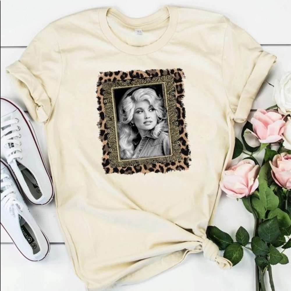 Dolly Graphic Tee
